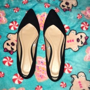 Pointed black flats
